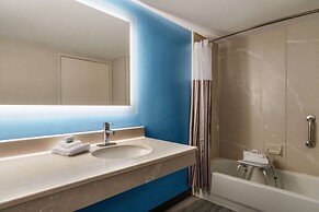 La Quinta Inn & Suites by Wyndham Madison American Center