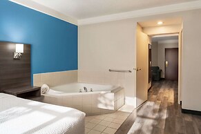 La Quinta Inn & Suites by Wyndham Madison American Center