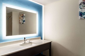 La Quinta Inn & Suites by Wyndham Madison American Center