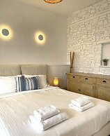 Adonis Hotel & Apartments