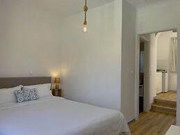 Adonis Hotel & Apartments