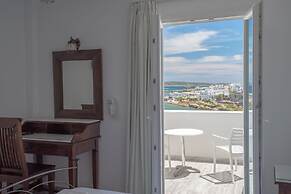 Adonis Hotel & Apartments