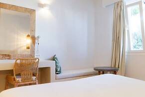 Adonis Hotel & Apartments