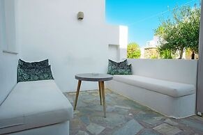 Adonis Hotel & Apartments