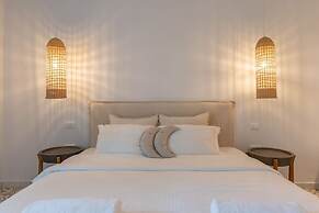 Adonis Hotel & Apartments