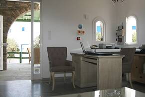 Adonis Hotel & Apartments