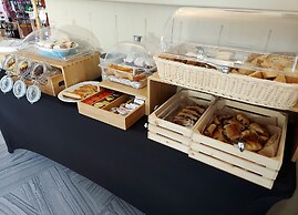 Adonis Hotel & Apartments