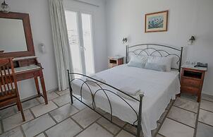 Adonis Hotel & Apartments