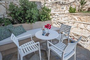 Adonis Hotel & Apartments