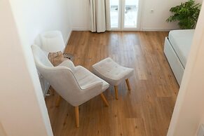 Adonis Hotel & Apartments