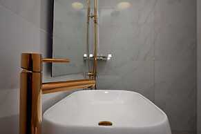 Adonis Hotel & Apartments