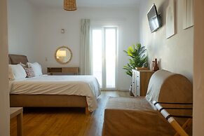 Adonis Hotel & Apartments