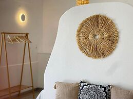 Adonis Hotel & Apartments