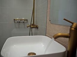 Adonis Hotel & Apartments