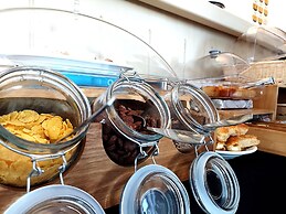 Adonis Hotel & Apartments