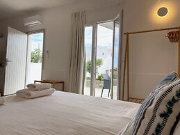 Adonis Hotel & Apartments