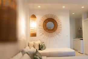 Adonis Hotel & Apartments