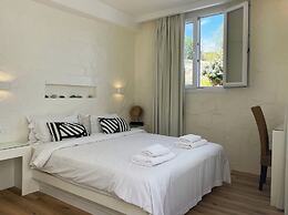 Adonis Hotel & Apartments