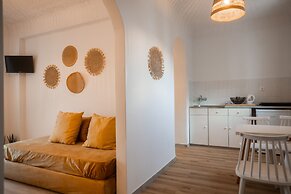 Adonis Hotel & Apartments