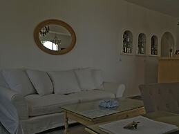 Adonis Hotel & Apartments