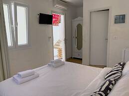 Adonis Hotel & Apartments