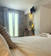 Adonis Hotel & Apartments