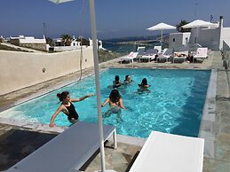 Adonis Hotel & Apartments