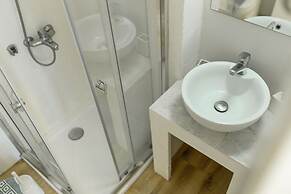 Adonis Hotel & Apartments