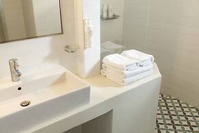 Adonis Hotel & Apartments