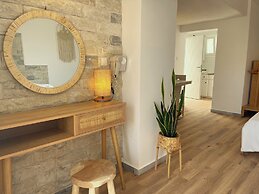 Adonis Hotel & Apartments