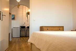 Adonis Hotel & Apartments