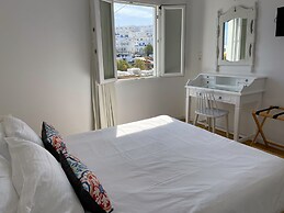 Adonis Hotel & Apartments