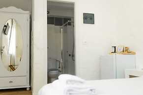 Adonis Hotel & Apartments