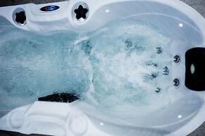 Adonis Hotel & Apartments