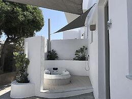 Adonis Hotel & Apartments