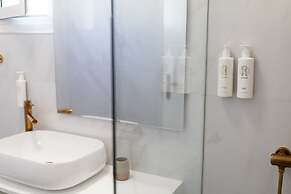 Adonis Hotel & Apartments