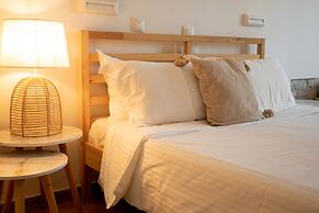 Adonis Hotel & Apartments