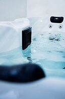 Adonis Hotel & Apartments