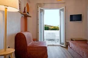 Adonis Hotel & Apartments