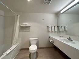 Super 8 by Wyndham Lethbridge