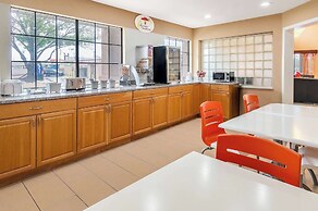 Super 8 by Wyndham Grand Prairie Southwest