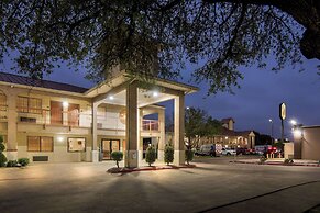 Super 8 by Wyndham Grand Prairie Southwest