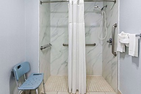 Super 8 by Wyndham Grand Prairie Southwest