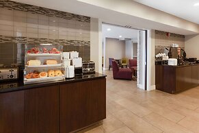 La Quinta Inn & Suites by Wyndham Detroit Utica