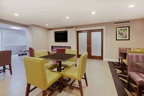 La Quinta Inn & Suites by Wyndham Detroit Utica