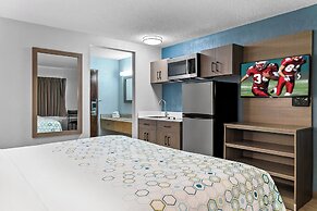 HomeTowne Studios by Red Roof Flint
