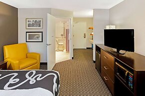 La Quinta Inn & Suites by Wyndham Milwaukee Delafield