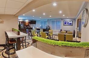 La Quinta Inn & Suites by Wyndham Milwaukee Delafield