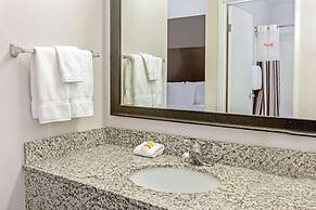 La Quinta Inn & Suites by Wyndham Milwaukee Delafield