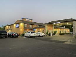 Travelodge Suites by Wyndham Newberg